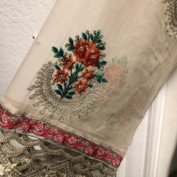 Maria B Luxury Lawn Embroidered Pakistani 3pc Suit - Picture 5 of 12